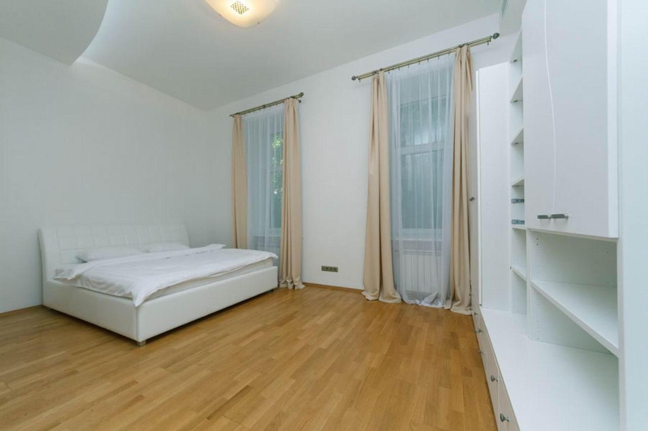 Lux Near Maidan, Khreschutyk 3Br Apartment Kyiv Exterior photo